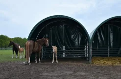 Læskur, 4 x 4 x 3,15 m, med åbne sider
