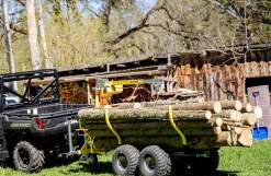 Skovtrailer med ladkasse og kran
