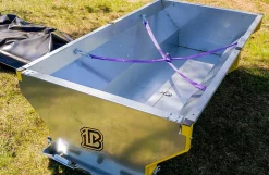 Skovtrailer med ladkasse og kran